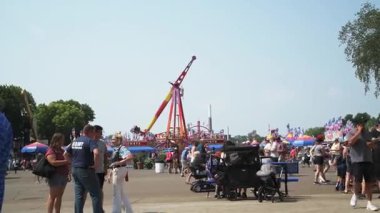 Falcon Heights, Minnesota 'da. Minnesota eyalet fuarı. İnsanlar panayırın keyfini çıkarıyor ve gezici ve satıcılarla yolu kontrol ediyorlar.. 