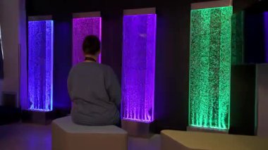 St. Joseph, Missouri. Görkemli Psikiyatri Müzesi. Bir kadın Yönetmeliğin 4 Bölgesi 'ni izliyor. Yaşam için duygusal düzenleme ve davranışsal beceriler geliştiren araştırma tabanlı bir çerçeve.