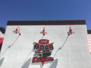 Moab, UT, ABD - 6 Temmuz 2018: Utah 'ın en turistik kasabalarından birinde, ana caddedeki Moab Diner restoranının dışı.  