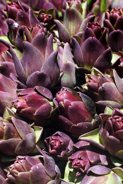 No mercado vegetal na Itália - alcachofras roxas — Fotografia de Stock