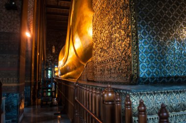 Altın Buddha 'nın başı altında