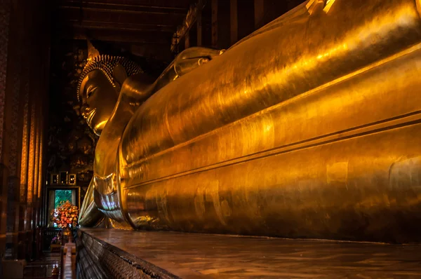 Buda gigante de oro —  Fotos de Stock