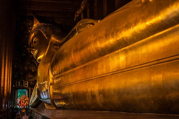 Gigante dourado reclinável Buda — Fotografia de Stock