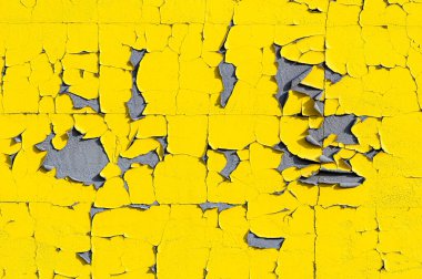 Ön cephenin bir parçası. Altında kötü soyulmuş sarı boya ve gri alçı var..