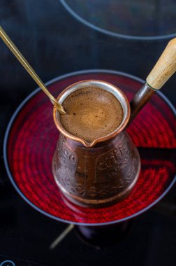 Kahve, sıcak bir sobanın üzerinde kahve..