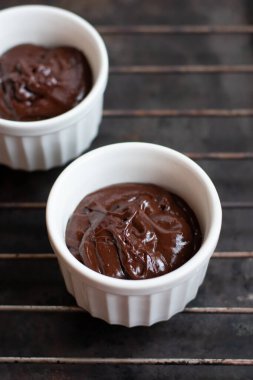 Koyu arkaplanda beyaz koç desenli çikolata hamuru. Fransız tatlısı yapıyorum. Lav keki.