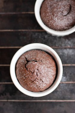 Koyu arkaplanda beyaz koç desenli çikolata. Lav keki.