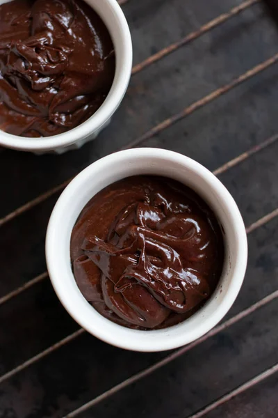 Chokladdeg För Fondant Vit Ramekin Mörk Bakgrund Göra Fransk Dessert — Stockfoto