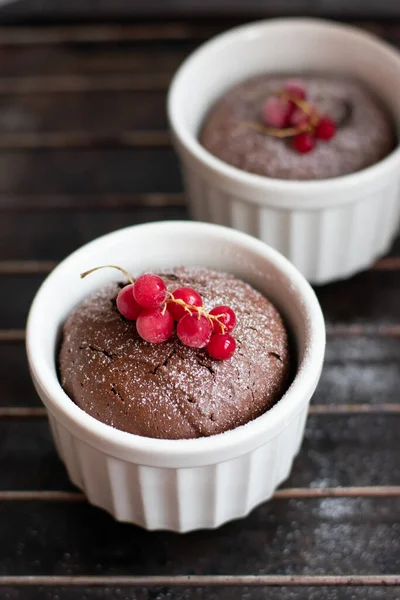 Fondant Chocolate Ramekin Branco Com Groselha Vermelha Fundo Escuro Bolo — Fotografia de Stock