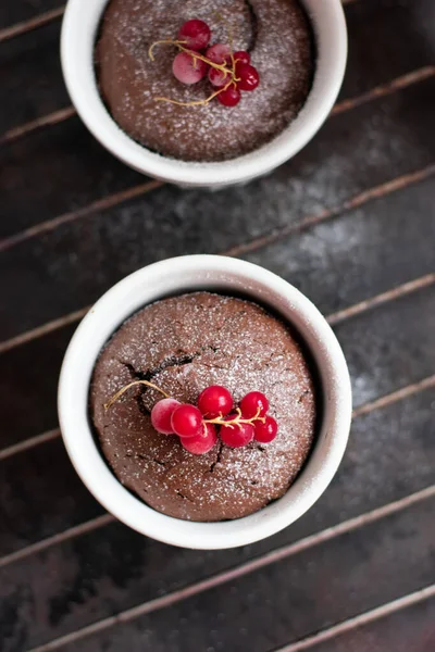 Fondant Chocolate Ramekin Branco Com Groselha Vermelha Fundo Escuro Bolo — Fotografia de Stock