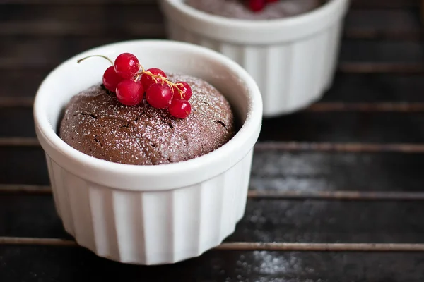 Fondant Chocolate Ramekin Branco Com Groselha Vermelha Fundo Escuro Bolo — Fotografia de Stock