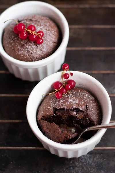 Fondant Chocolate Ramekin Branco Com Groselha Vermelha Fundo Escuro Bolo — Fotografia de Stock