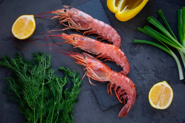 Camarão Grande Langoustines Uma Pedra Preta Mesa Cozinha Preta Frutos — Fotografia de Stock