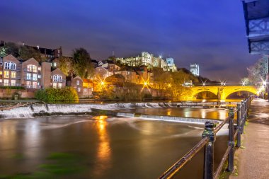 Durham tarafından gece Katedrali nehir giyim