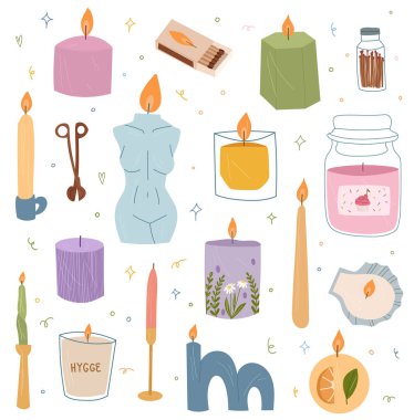 Şamdanlı, kavanozlu ya da fincanlı modern yanan mumlar. Moda ev dekoratif unsurları 