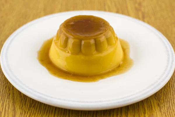 Sobremesa de caramelo de creme ou flan no prato branco — Fotografia de Stock