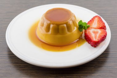 krem karamel vanilyalı muhallebi tatlı ya da börek ile beyaz çanak üzerinde