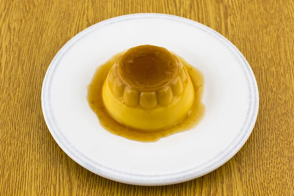 Sobremesa de caramelo de creme ou flan no prato branco — Fotografia de Stock