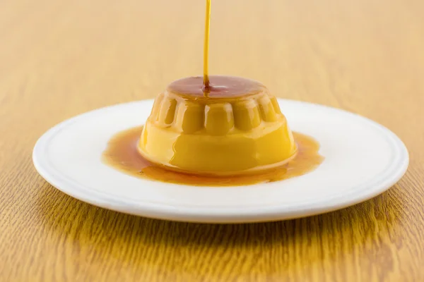 Creme caramelo baunilha creme sobremesa ou flan no prato branco — Fotografia de Stock