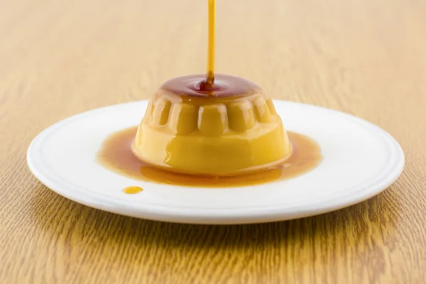 Krem karamel vanilyalı muhallebi tatlı veya beyaz çanak üzerinde börek — Stok fotoğraf