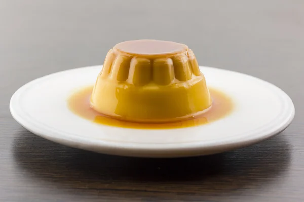 Creme caramel vanilla custard dessert or flan on white dish — Stock Photo, Image