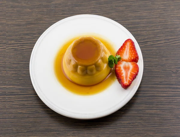 Creme Karamell Vanille Pudding Dessert oder Flan auf weißem Teller — Stockfoto