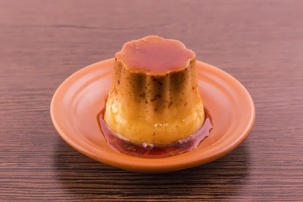 Creme caramelo baunilha creme sobremesa ou flan no prato — Fotografia de Stock
