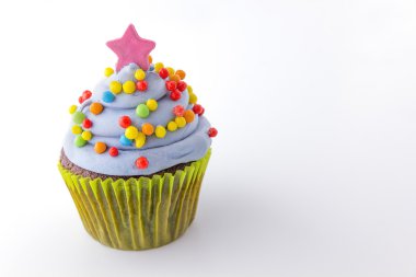 Böğürtlenli krema ve çikolata renkli cupcake