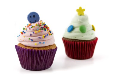 Beyaz arka plan üzerinde izole pembe kremalı cupcake 