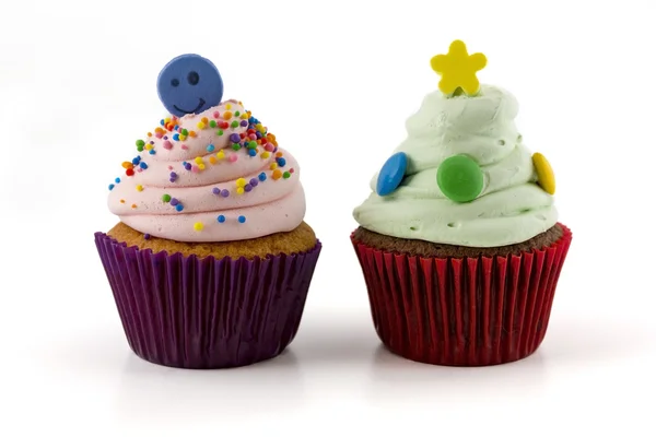 Cupcakes com creme rosa e verde isolado no fundo branco — Fotografia de Stock