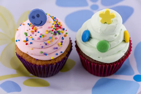 Cupcakes com creme rosa e verde isolado no fundo branco — Fotografia de Stock