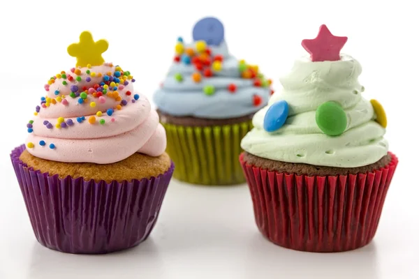 Cupcakes com creme rosa e verde isolado no fundo branco — Fotografia de Stock