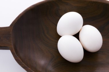  Yumurta bir sepet rustik ahşap