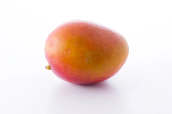 Плоды манго изолированы на белом фоне — стоковое фото