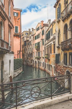 Su, kanallar ve köprüler, işte Venedik.