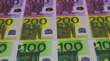 Origami evi 100 avrodan, 100, 200 ve 500 avroluk banknotların üstüne yerleştirildi