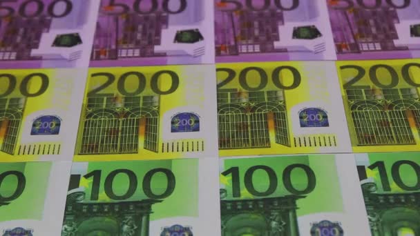 100ユーロ、 200ユーロ、 500ユーロ紙幣の上に置かれた100ユーロから折り紙の家 — ストック動画