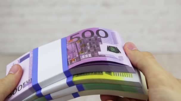 Пачки для подсчета рук 100, 200, 500 евро и 100 долларов, крупным планом — стоковое видео