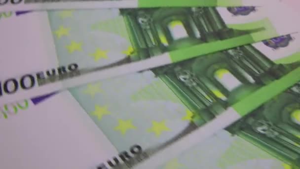 100 евро банкноты вращаются на столе. Вращение бумажных денег, крупным планом, FullHD — стоковое видео
