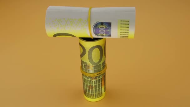 Két tekercs görbe 200 eurós bankjegy élesen elrepül oldalra. — Stock videók