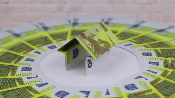 200ユーロの銀行券の家は、他の銀行券と丸いテーブルの上に回転します — ストック動画