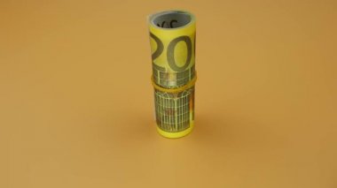 Merkezdeki diğer yuvarlanmış banknotlara doğru 200 avro yuvarlandı. Tam HD