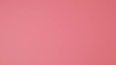 500 avroluk banknotlar pembe masanın ortasına yuvarlanıyor. Tam HD