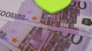 500 Euro 'luk banknotlar, çok renkli kalp çıkartmaları olan bir masada dönüyor.