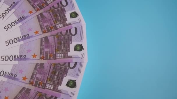 Des billets de 500 euros tournent sur la table. Rotation de l'argent. Vue du dessus, Espace de copie. — Video