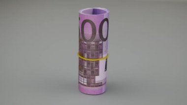 Beyaz eldivenli bir el, bir yığın paradan 500 euro kaldırdı.