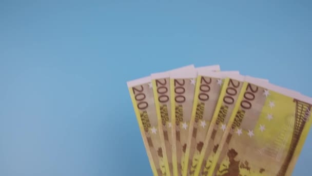 Handen in witte handschoenen houden een ventilator van 200 euro biljetten en vragen om contant geld — Stockvideo