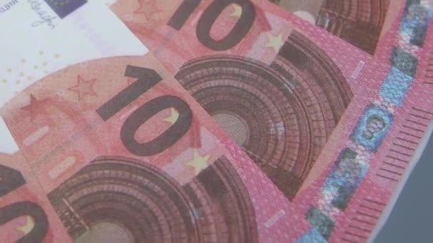 10 euro biljetten draaien op de tafel. Rotatie van papiergeld, close-up, FullHD — Stockvideo