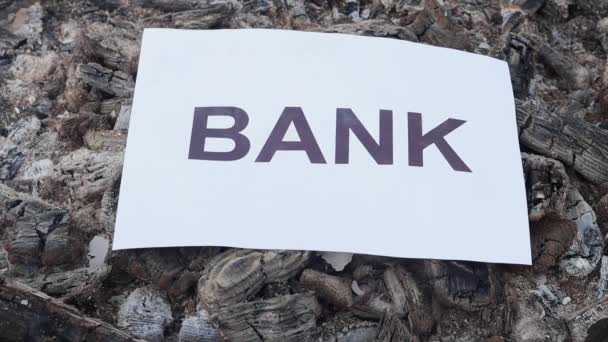 Slovní banka na bílém listu papíru shoří v ohni. Zpomalený pohyb — Stock video