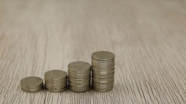 Beyaz eldivenli bir el 500 avroluk banknotları bozuk para yığınlarının yanına koyar.